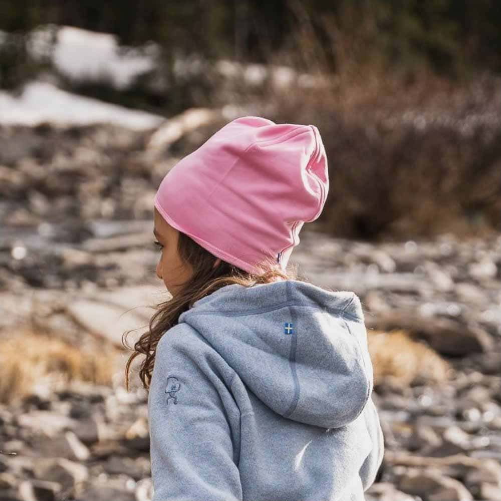 Isbjörn of Sweden Panda Beanie mössa för barn på en flicka i naturen