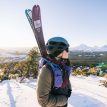 Osprey Firn 18 skidryggsäck (unisex) med skidor på ryggsäcken