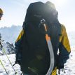 Bergans Rondane V6 40L ryggsäck (herr) med en isyxa på sig