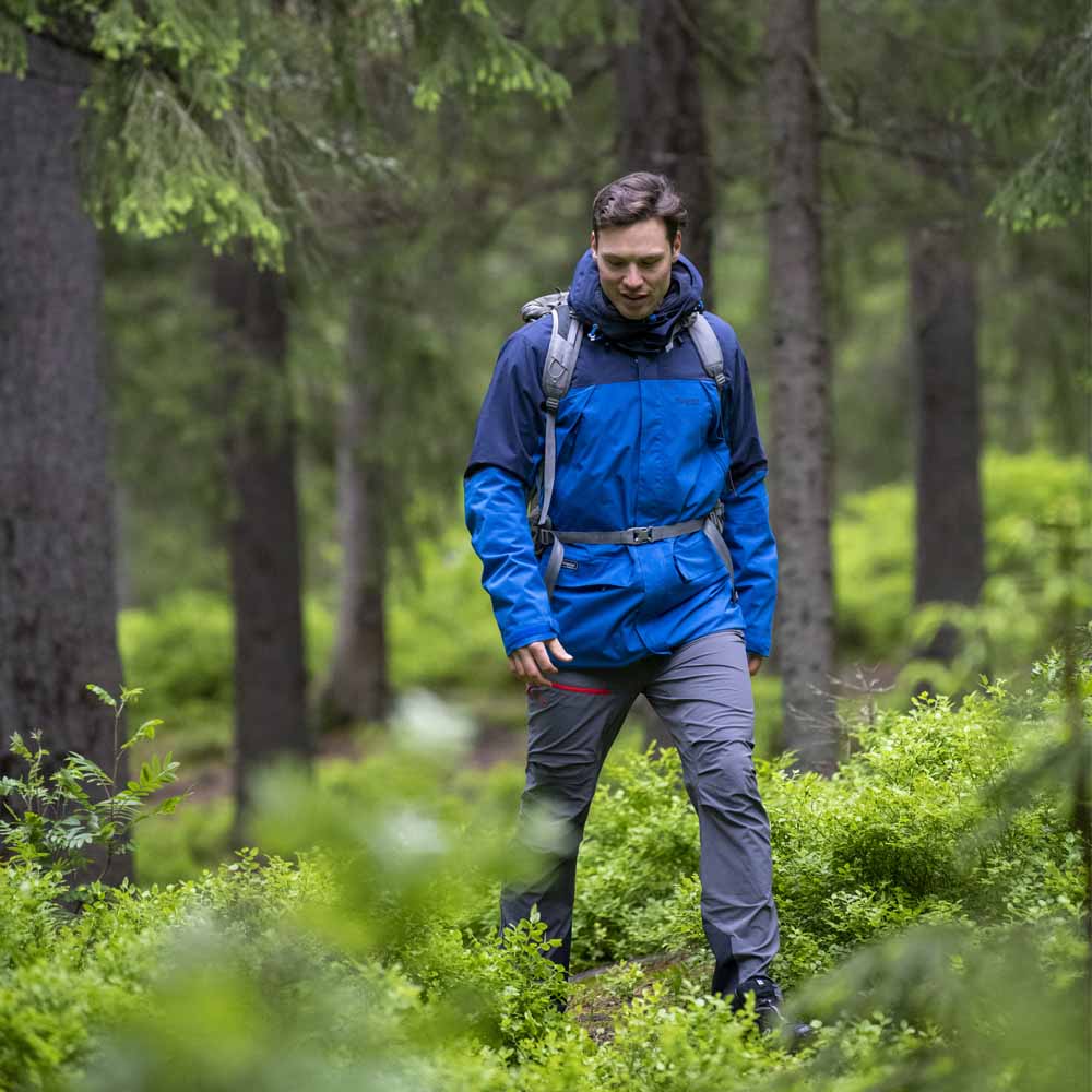 en modell bär Bergans Vengetind 32L ryggsäck (unisex)