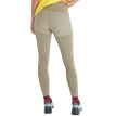 Kvinna som bär Marmot Women's Rock Haven Hybrid Tight baksida vetiver