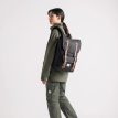 en modell bär Herschel Little America Mid 21 L vardagsryggsäck (unisex)
