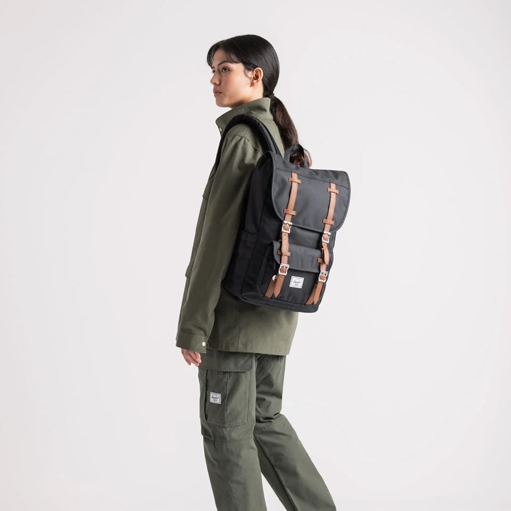 en modell bär Herschel Little America Mid 21 L vardagsryggsäck (unisex)