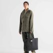 en kvinna använder Herschel Classic Tote 19 L väska (unisex)