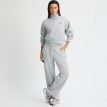 en modell bär gråa Röhnisch Soft Sweat Wide Pants mjukisbyxor (dam)