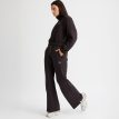 svarta Röhnisch Soft Sweat Wide Pants mjukisbyxor (dam) på en modell