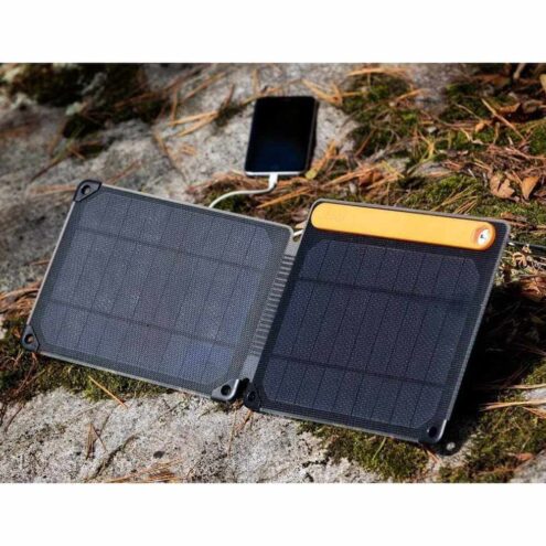 Ladda mobilen med BioLite SolarPanel 10+ portabel solpanel.
