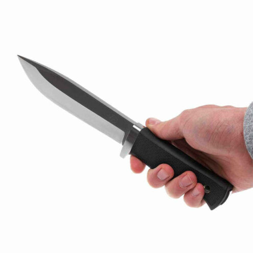 Hand som håller Fällkniven A1 Pro överlevnadskniv med CoS kobolt specialstål.