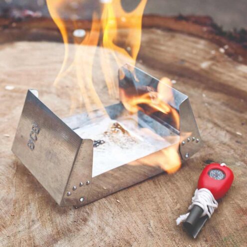 Fire Dragon nödkök som brinner tillsammans med ett tändstål.