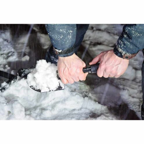 Person som skyfflar snö med Gerber Gorge Hopfällbar spade.