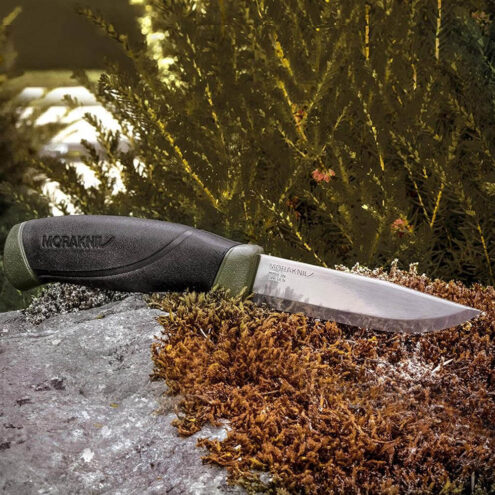 Allround-kniv från Morakniv Companion MG med rostfritt stål utomhusbild.