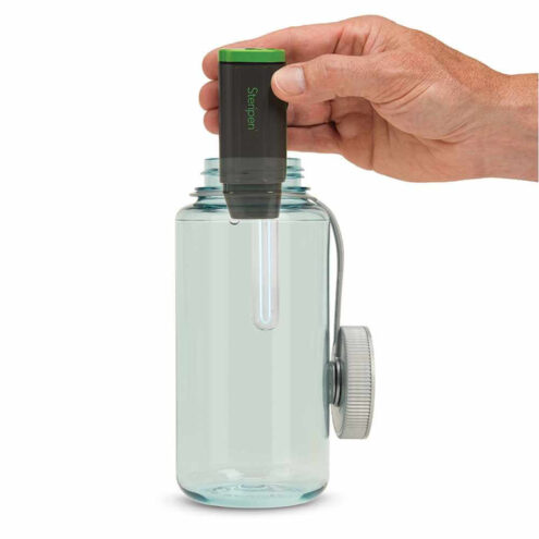 Person som använder SteriPEN Adventurer Opti – UV-lampa vattenrening i en flaska med vatten.