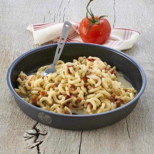 Pestolax med pasta från Trek'N Eat fiskrätt är serverad på tallrik.