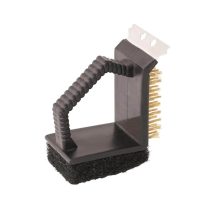 En kompakt grillborste i svart MED tre smarta funktioner.
