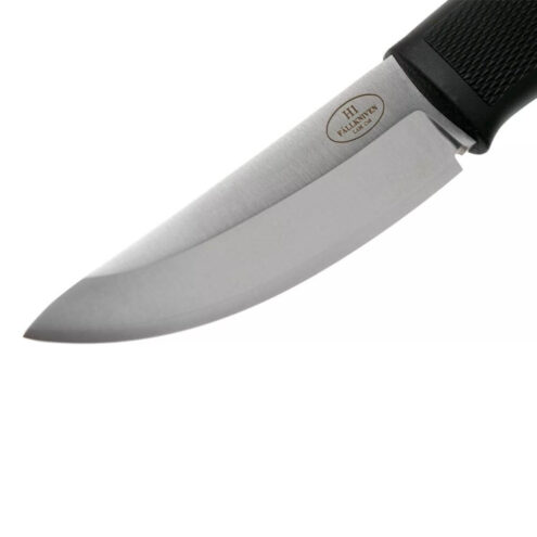 Synligt är knivbladet i laminerat koboltstål till H1zCoS jaktkniv med texten H1 Fällkniven i en oval.