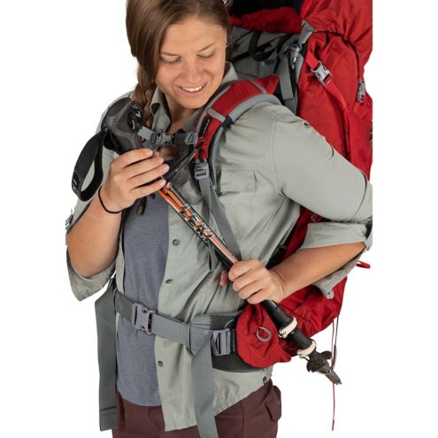 Kvinna som bär Osprey Ariel Plus 60 ryggsäck