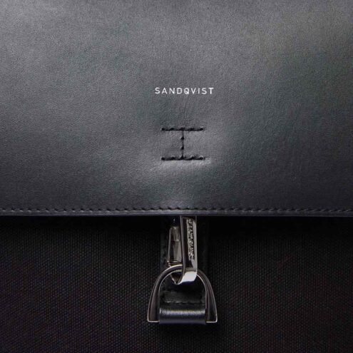 Närbild på Sandqvist loggan på ryggsäcken Alva metal hook.