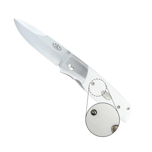 Närbild på Fällkniven PXLey med rostfritt knivblad.
