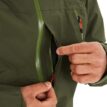 Närbild på praktisk ficka på Alpinist GORE-TEX skaljacka