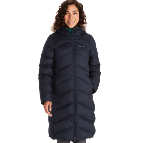 Kvinna som bär Marmot Montreaux Coat i färgen Midnight Navy.