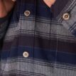 Närbild på snygga knappar tillhörande Marmot Ridgefield Heavyweight flanellskjorta för herr.