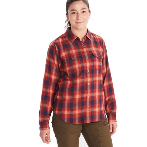 Kvinna som bär Fairfax Midweight flanellskjorta med tidlös design.