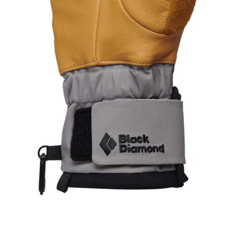 Närbild på kardborrband runt handleden på Women's Legend Gloves från Black Diamond.