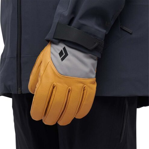 Närbild på person som bär varma handskar för dam från Women's Legend Gloves från Black Diamond.