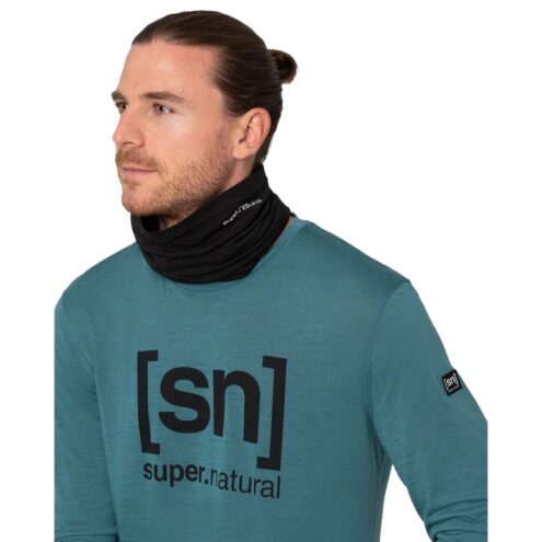 Man som bär super.natural Wanderlust Neckwarmer.