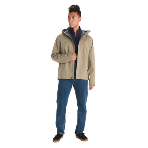 Man som bär PreCip Eco Pro Jacket från Marmot.