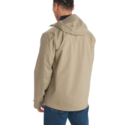 Man som bär vädertålig PreCip Eco Pro Jacket från Marmot.