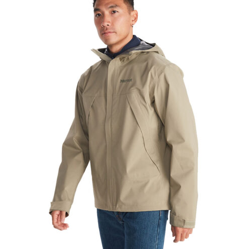 Man som bär PreCip Eco Pro Jacket från Marmot med justbar huva.