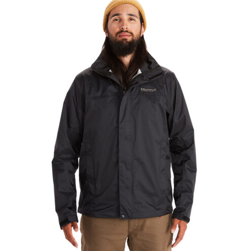 Man som bär skaljackan Marmot PreCip Eco Jacket i färgen black.