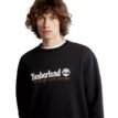 Timberland WWES Crew Neck Sweatshirt BB Regular (herr) med nära bild på motiv på modell