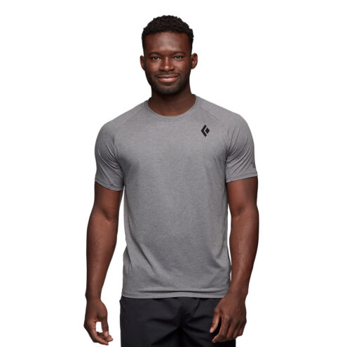 Man som bär Black Diamond Lightwire Tech Tee T-shirt i färgen steel grey