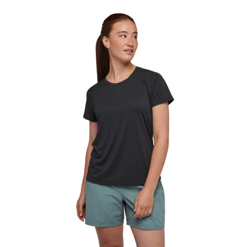 Kvinna som bär blakck T-shirt från Black Diamond Lightwire Tech