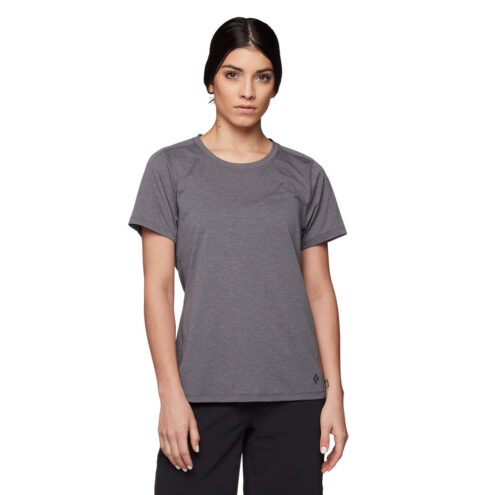 Kvinna som bär steel grey T-shirt från Black Diamond Lightwire Tech