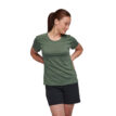 Kvinna som bär Laurel Green T-shirt från Black Diamond Lightwire Tech