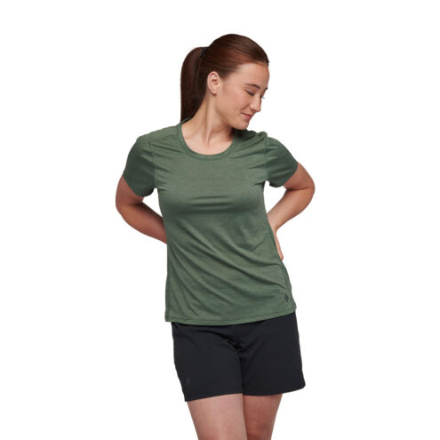 Kvinna som bär Laurel Green T-shirt från Black Diamond Lightwire Tech