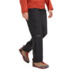 Person som bär svarta byxor från Marmot Women's PreCip Eco Pant byxor