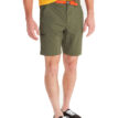Man som bär Marmot Arch Rock Short 9“ shorts i färgen nori
