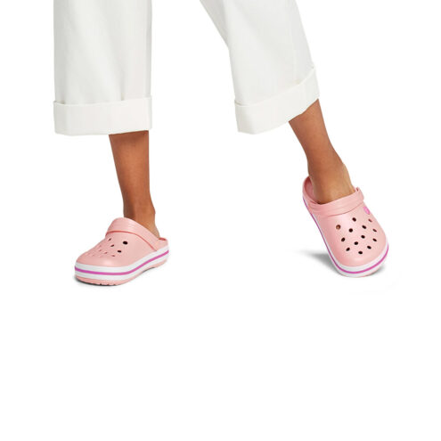 Person som bär Bekväma tofflor från Crocs Crocband Clog i färgen rosa
