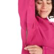 Modell använder Marmot Women's Minimalist Gore-Tex Jacket jacka (dam)