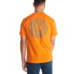 Man som bär Marmot M Dot Tee T-shirt i orange