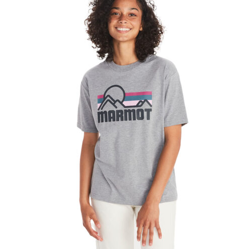 Kvinna som bär Marmot Women's Coastal Tee T-shirt framsida grå