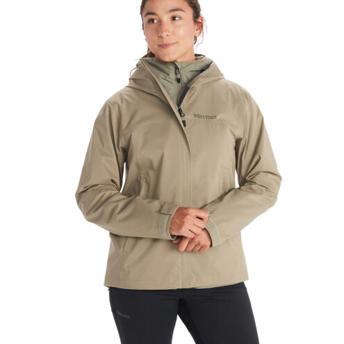 Kvinna som bär Marmot Women's PreCip Eco Pro Jacket