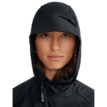 Kvinna som bär Klättermusen Nal Hooded Jacket vindjacka med huva