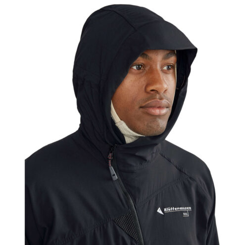 Man som bär svart jacka från Klättermusen Nal Hooded Jacket vindjacka med huva