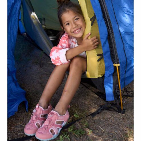 Reima Hiekalla sandaler (barn) på ett barn i ett tält.