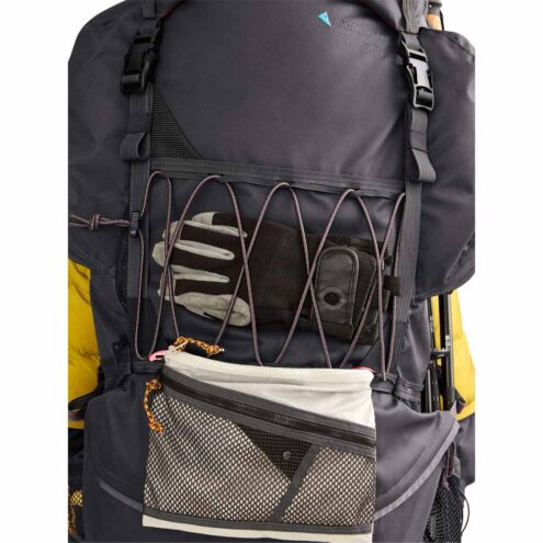 Närbild på Klättermusen Ymer 2.0 Backpack vandringsryggsäck 75L + 15L.